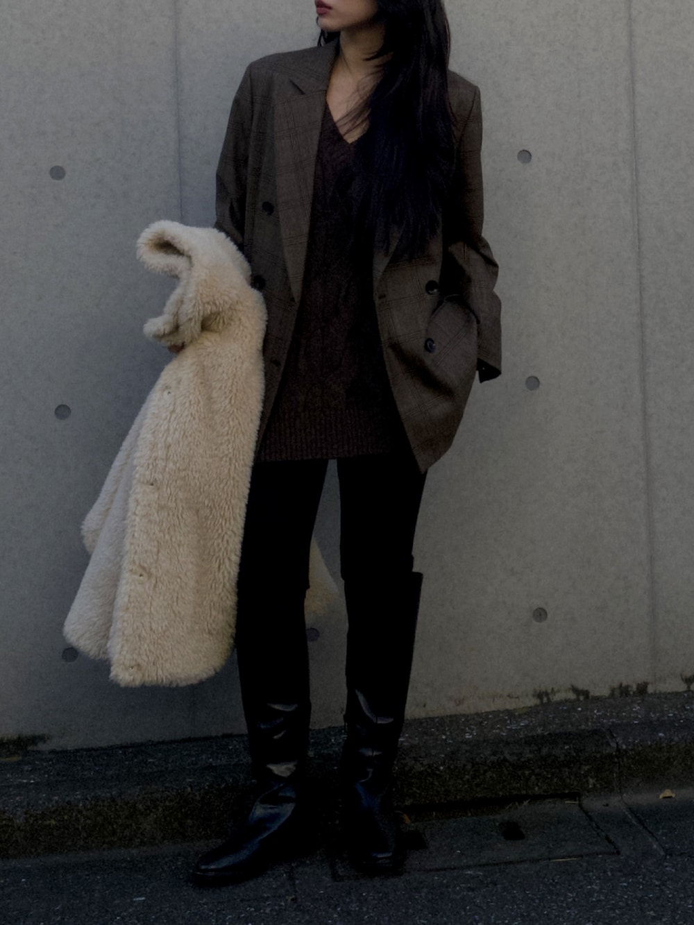 ベージュ系のブルゾン、ブラウン系のテーラードジャケット、ブラウン系のニット/セーターを着用したレディースの冬コーディネートの8枚目の写真