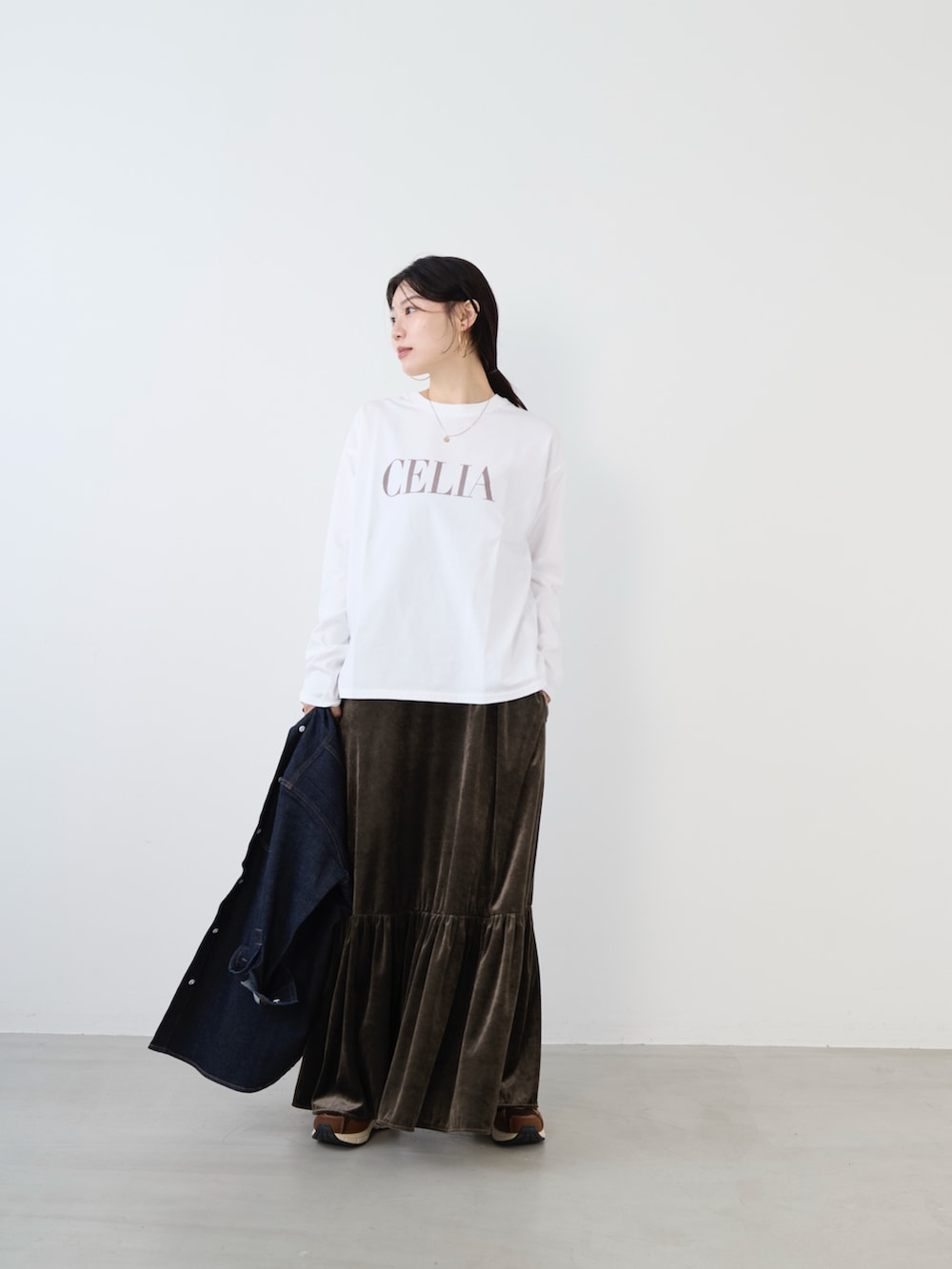 ベージュ系のTシャツ/カットソー、ブルー系のシャツ/ブラウス、ブラウン系のスニーカーを着用したレディースの秋コーディネートの5枚目の写真