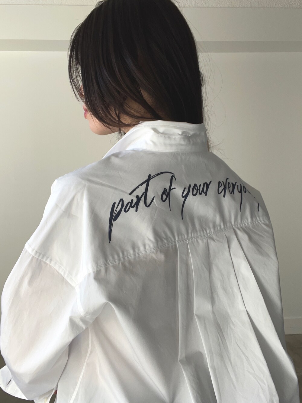 ブラック系のスカート、ホワイト系のシャツ/ブラウスを着用したレディースの春コーディネートの7枚目の写真