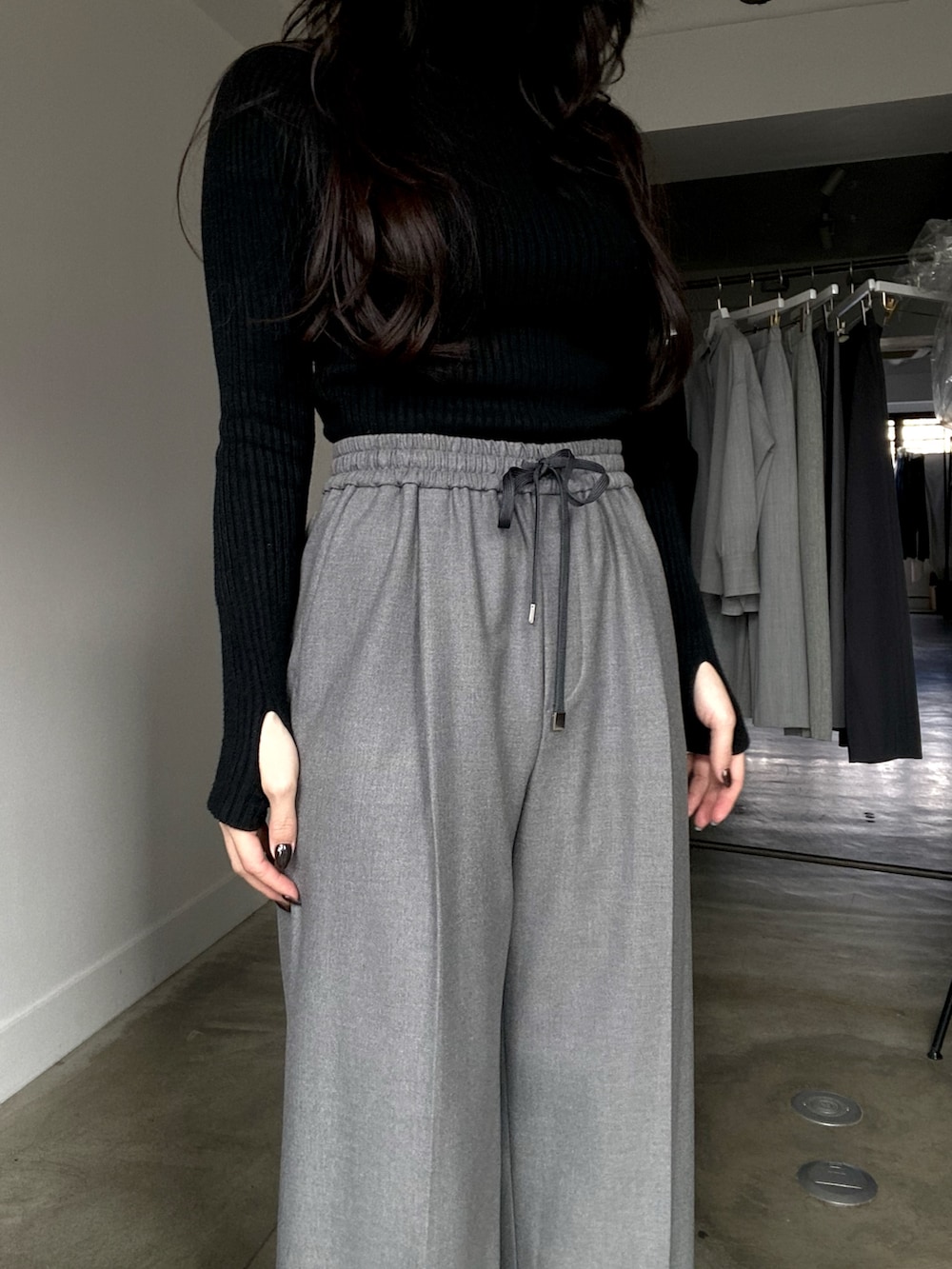 グレー系のその他パンツを着用したレディースの冬コーディネートの6枚目の写真