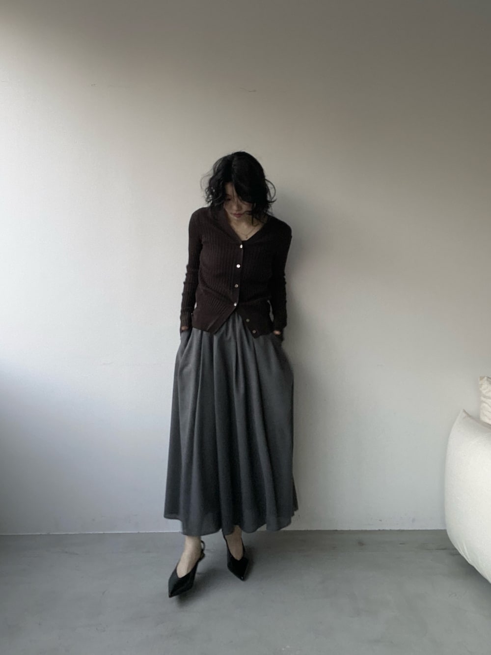 グレー系のスカートを着用したレディースの春コーディネートの2枚目の写真