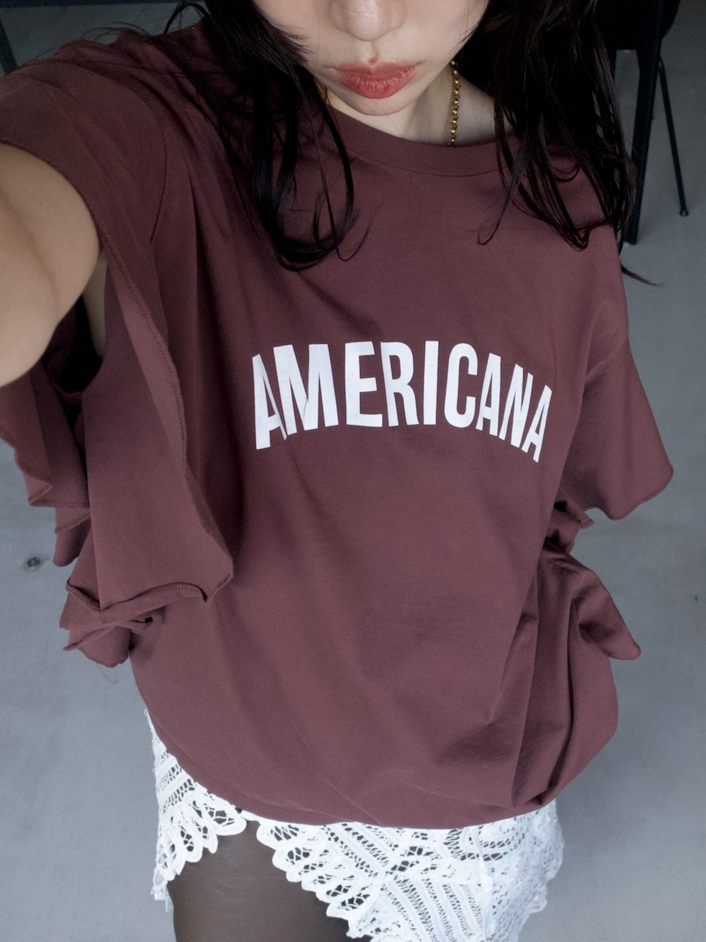 ブラウン系のTシャツ/カットソー、ブルー系のデニムパンツ、ブラウン系のワンピースを着用したレディースの夏コーディネートの7枚目の写真