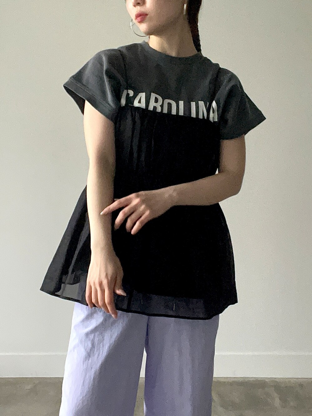 ブラック系のTシャツ/カットソー、ブラック系のシャツ/ブラウス、パープル系のその他パンツを着用したレディースの春コーディネートの2枚目の写真