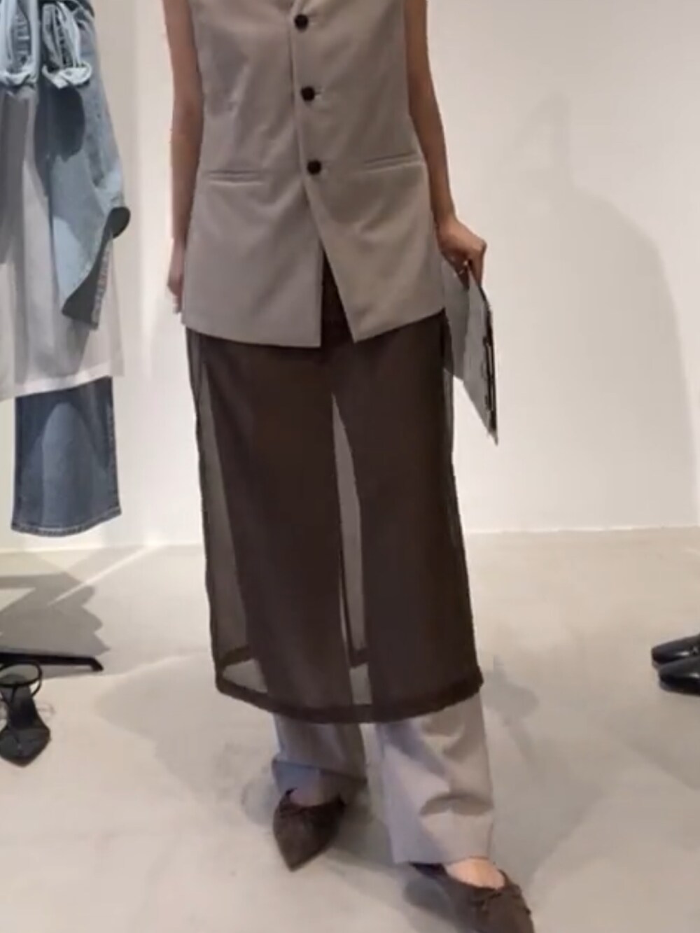 ベージュ系のベスト、ブラウン系のワンピース、ベージュ系のその他パンツを着用したレディースの夏コーディネートの8枚目の写真