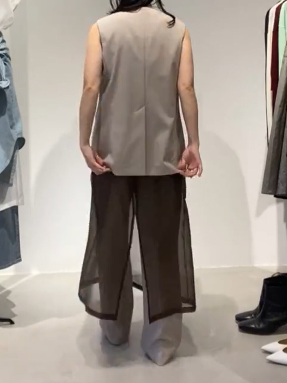 ベージュ系のベスト、ブラウン系のワンピース、ベージュ系のその他パンツを着用したレディースの夏コーディネートの4枚目の写真