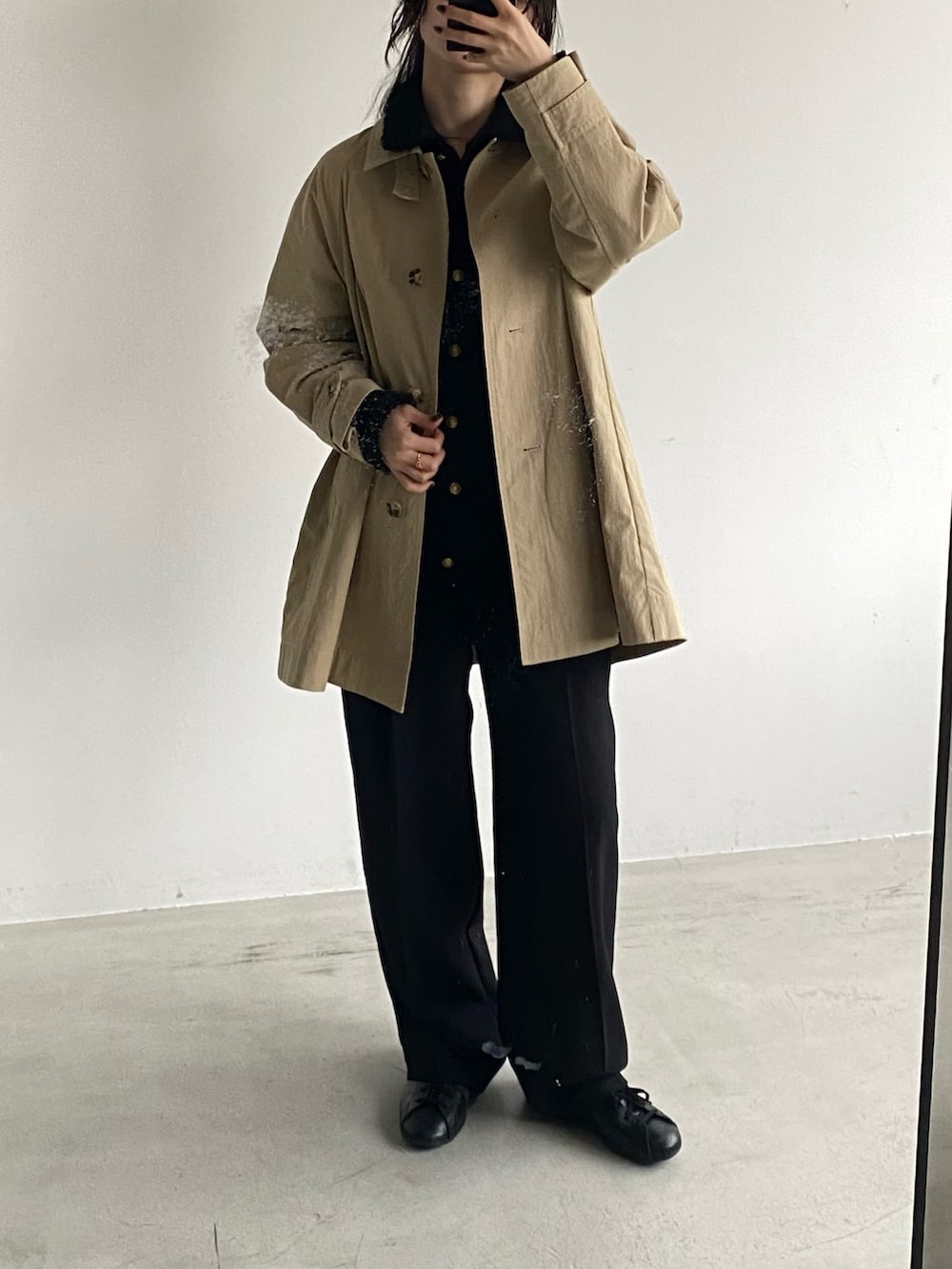 ベージュ系のその他アウターを着用したレディースの冬コーディネートの2枚目の写真