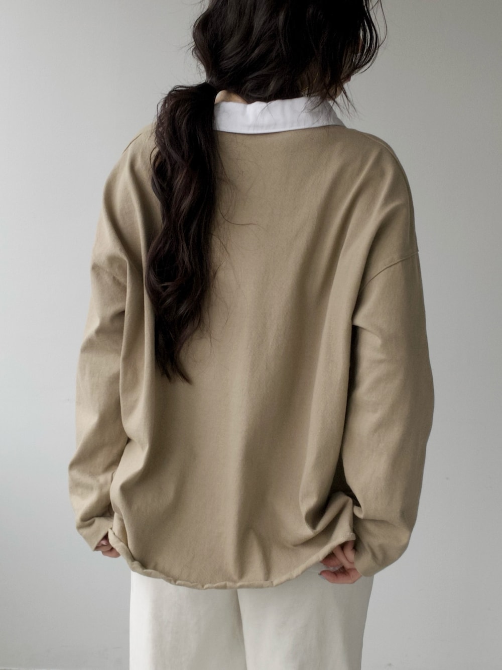 ベージュ系のTシャツ/カットソー、ホワイト系のキャミソール、ホワイト系のその他パンツを着用したレディースの夏コーディネートの3枚目の写真