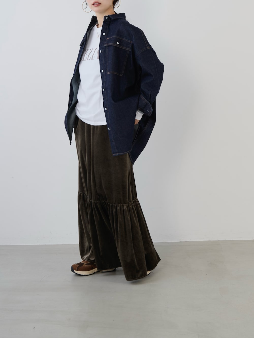 ベージュ系のTシャツ/カットソー、ブルー系のシャツ/ブラウス、ブラウン系のスニーカーを着用したレディースの秋コーディネートの3枚目の写真