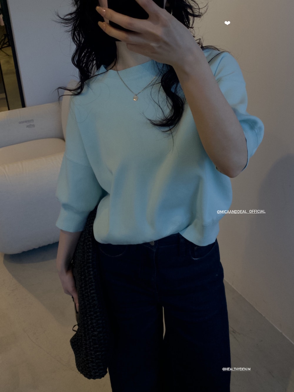 グリーン系のニット/セーターを着用したレディースの春コーディネートの2枚目の写真