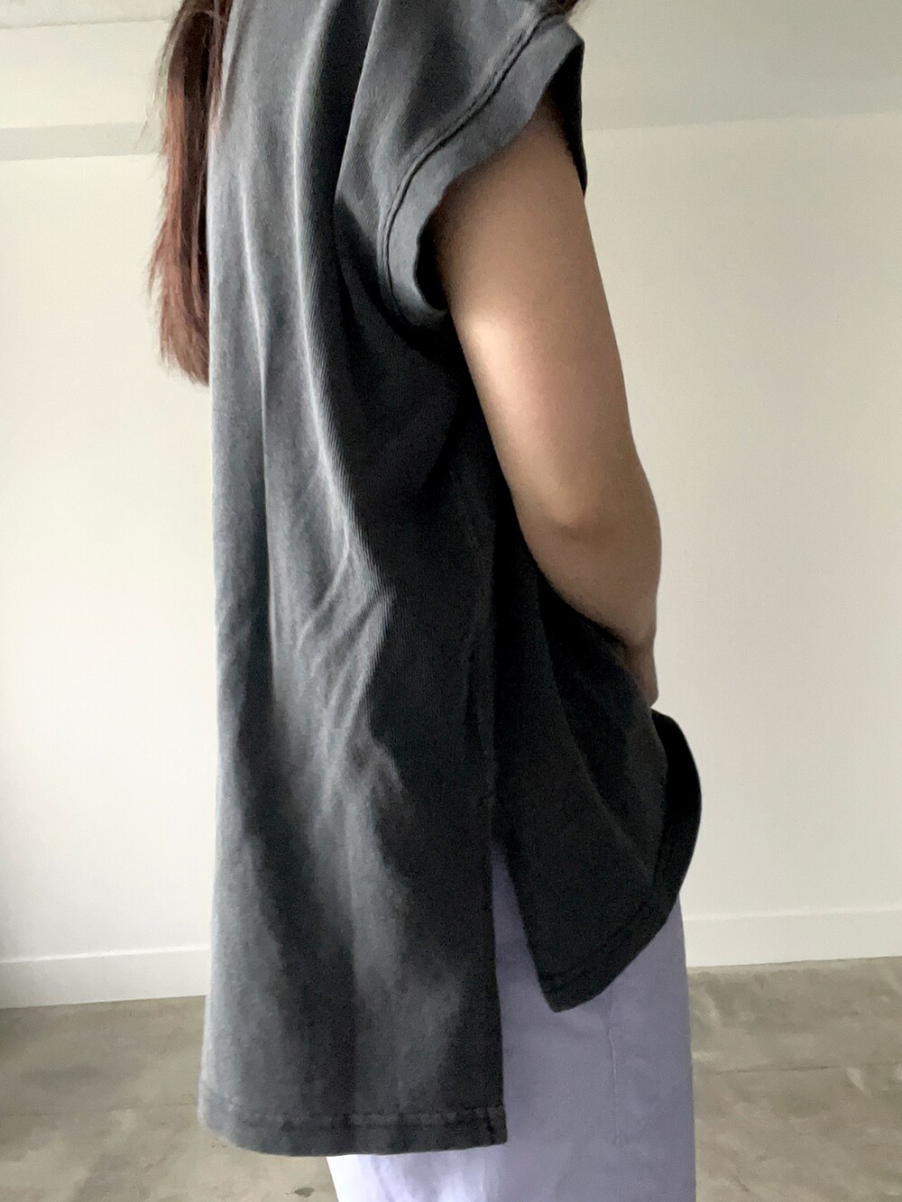 ブラック系のTシャツ/カットソー、ブラック系のシャツ/ブラウス、パープル系のその他パンツを着用したレディースの春コーディネートの7枚目の写真