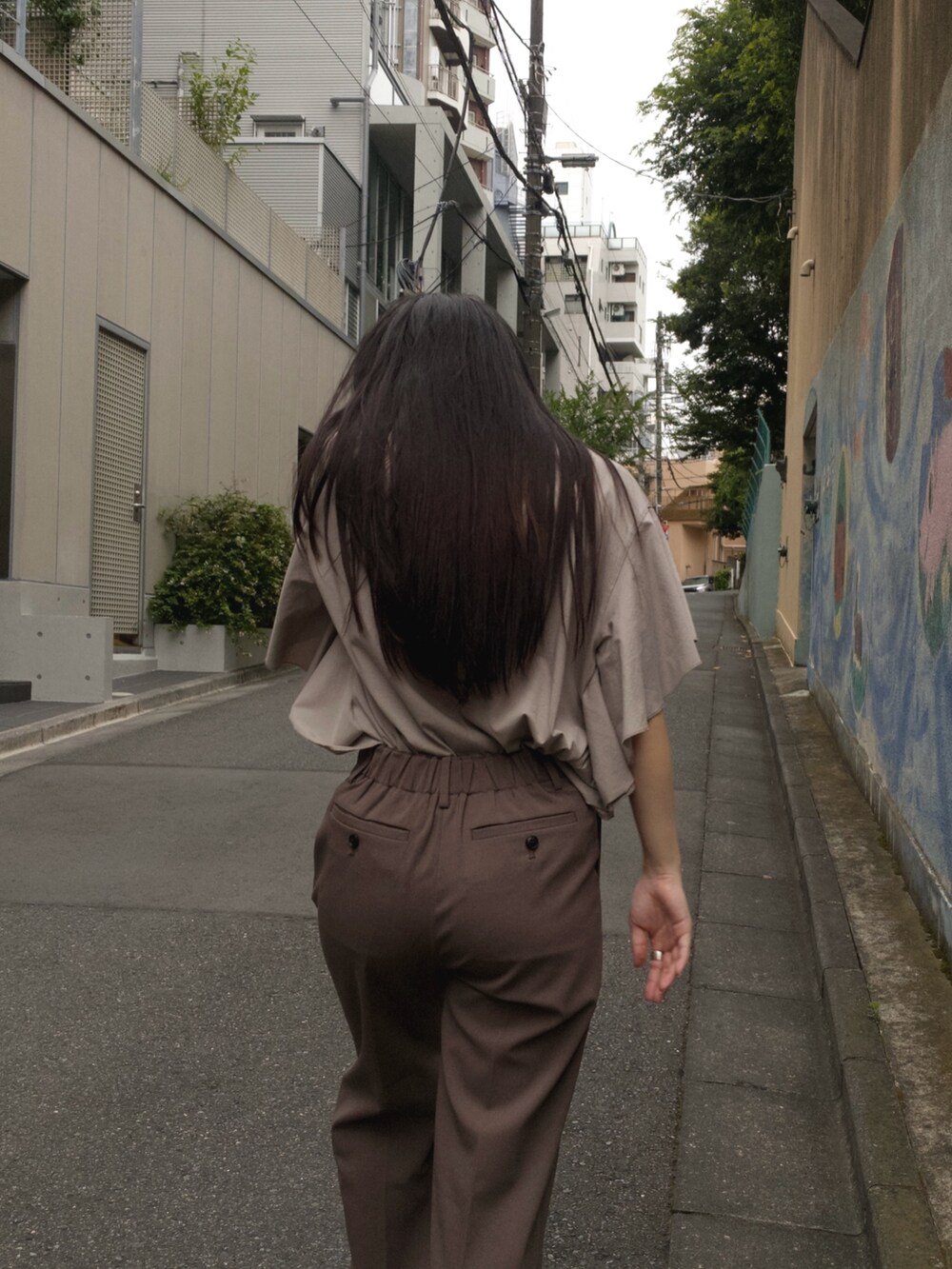 ベージュ系のTシャツ/カットソー、ブラウン系のその他パンツを着用したレディースの夏コーディネートの6枚目の写真