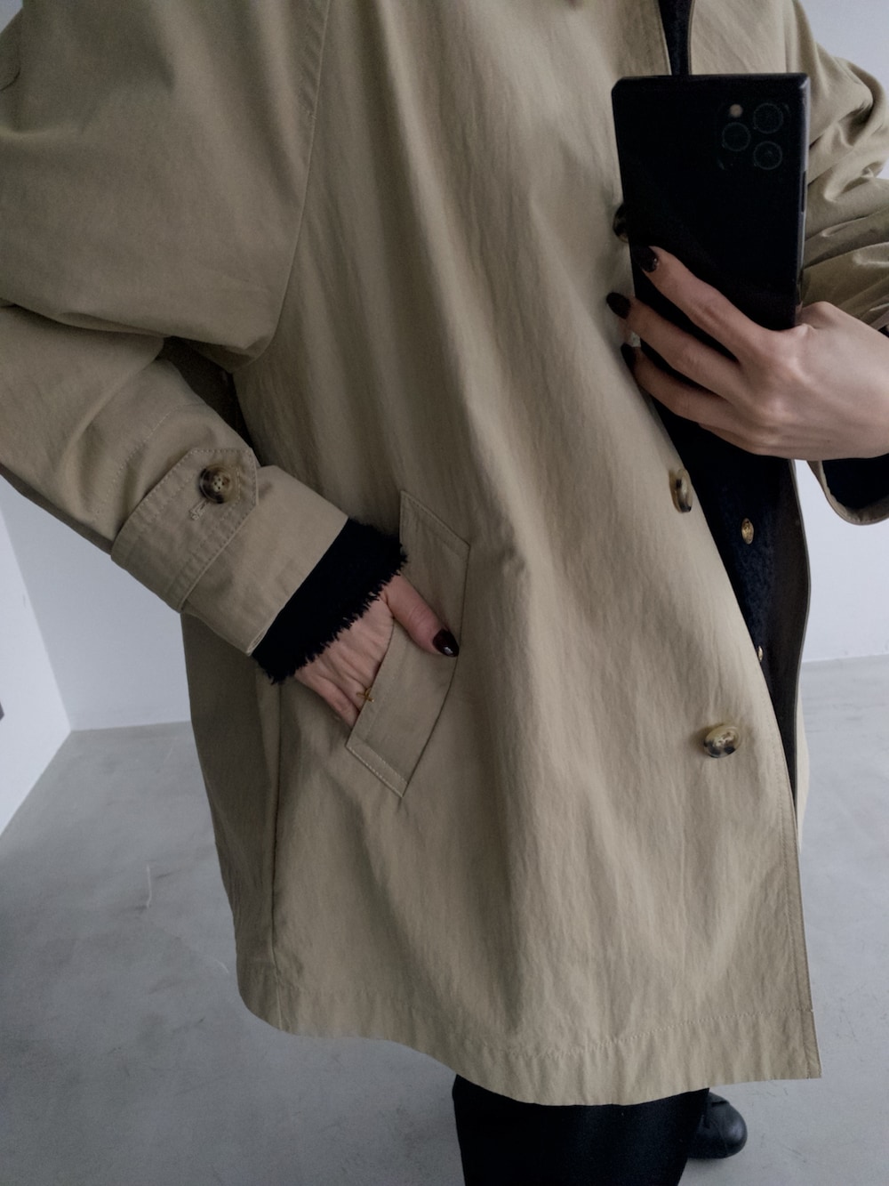 ベージュ系のその他アウターを着用したレディースの冬コーディネートの8枚目の写真