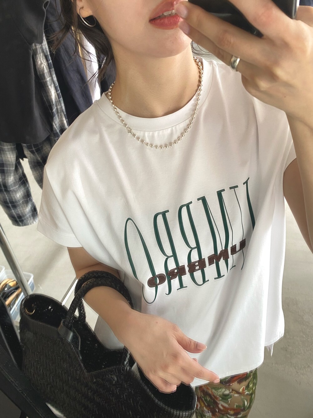 ベージュ系のその他パンツ、ホワイト系のTシャツ/カットソーを着用したレディースの夏コーディネートの2枚目の写真