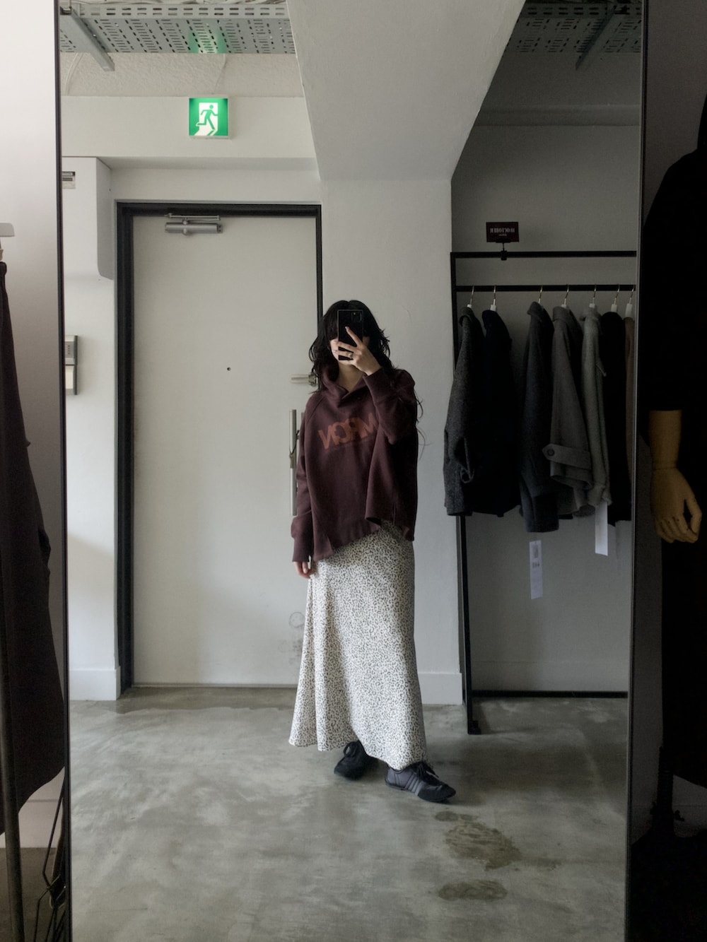 ブラウン系のパーカー、グレー系のスカートを着用したレディースの秋コーディネートの4枚目の写真