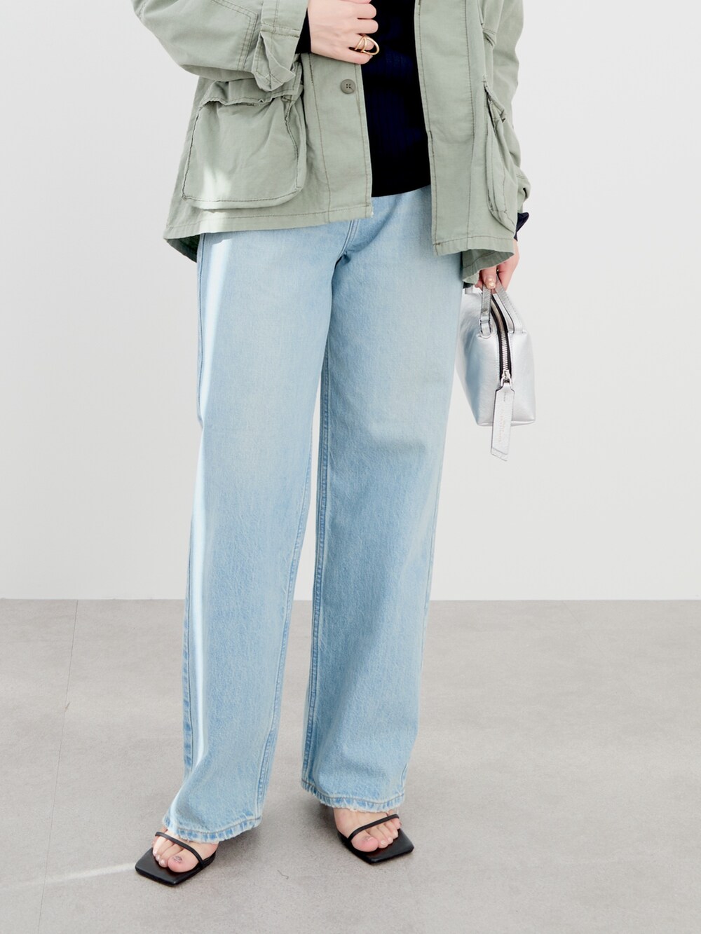 ブルー系のニット/セーター、グリーン系のシャツ/ブラウス、ベージュ系のキャップを着用したレディースの冬コーディネートの6枚目の写真