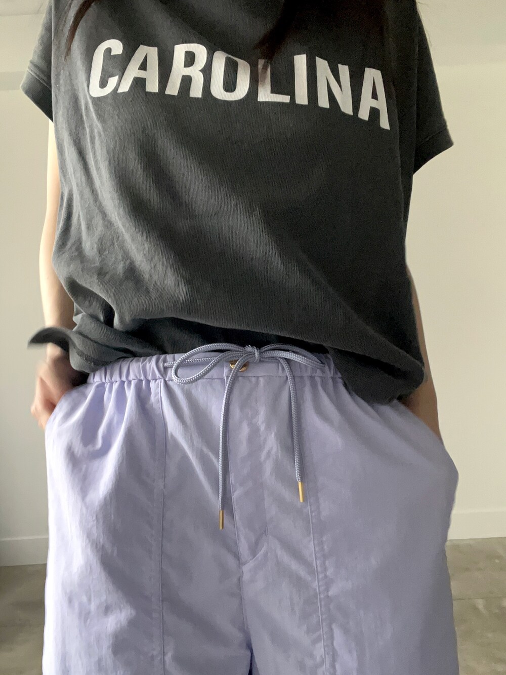ブラック系のTシャツ/カットソー、ブラック系のシャツ/ブラウス、パープル系のその他パンツを着用したレディースの春コーディネートの9枚目の写真