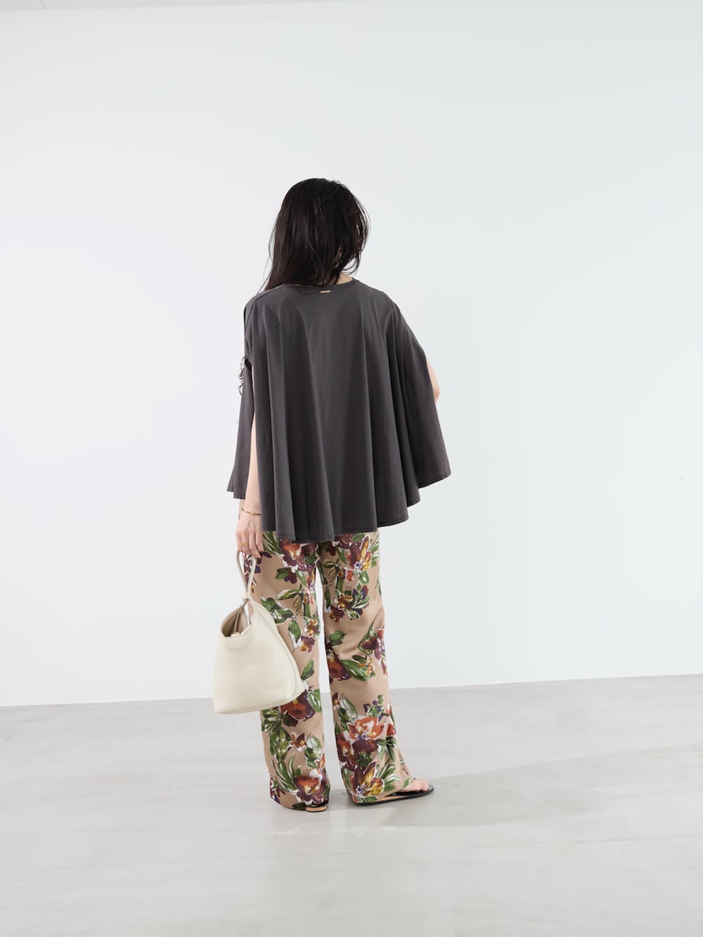 グレー系のTシャツ/カットソー、ベージュ系のその他パンツ、ホワイト系のハンドバッグを着用したレディースの夏コーディネートの5枚目の写真