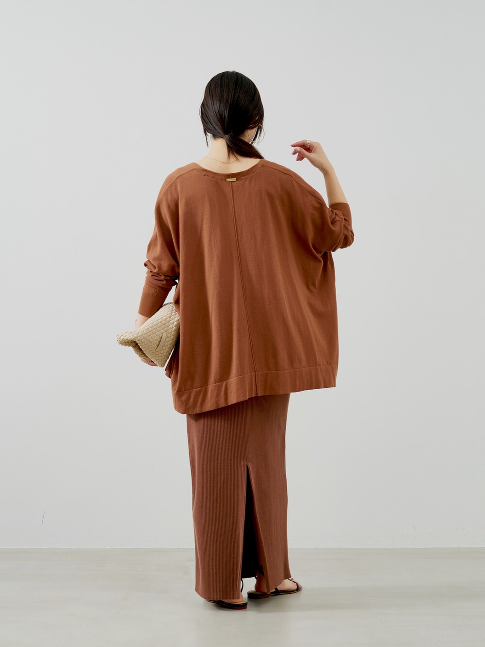 ブラウン系のカーディガン/ボレロ、ホワイト系のタンクトップ、ベージュ系のトートバッグを着用したレディースの夏コーディネートの5枚目の写真