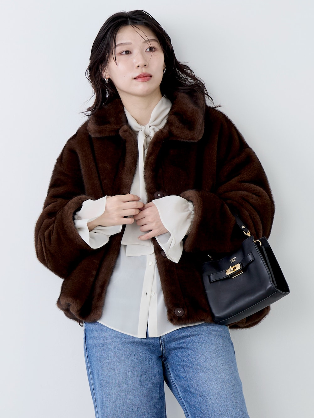 ブラウン系のブルゾン、ベージュ系のシャツ/ブラウス、ブラウン系のパンプスを着用したレディースの秋コーディネートの3枚目の写真