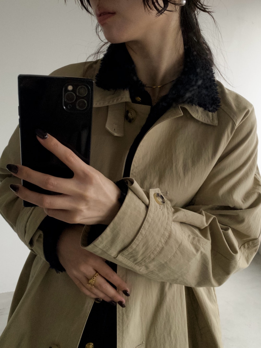 ベージュ系のその他アウターを着用したレディースの冬コーディネートの7枚目の写真