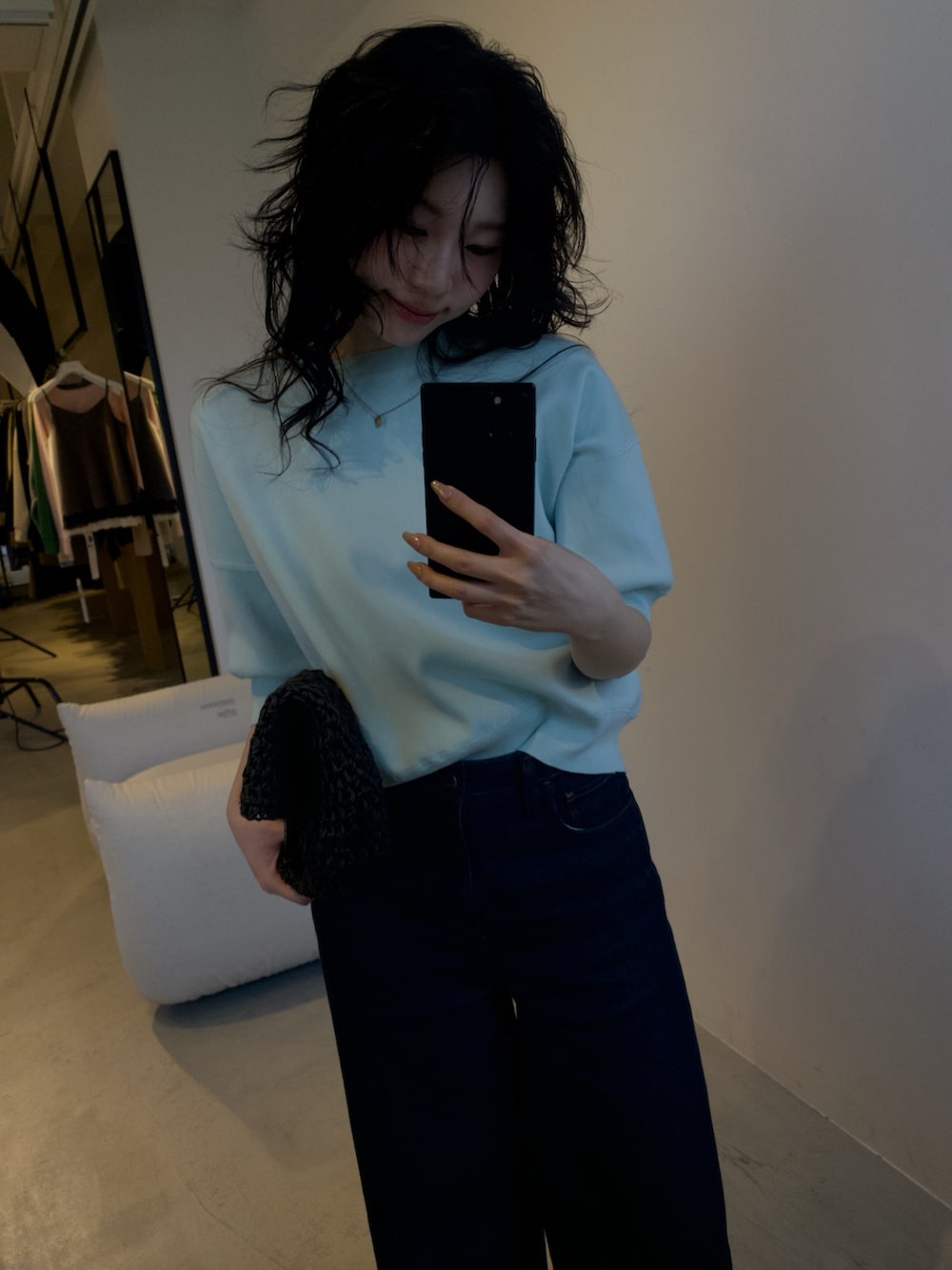 グリーン系のニット/セーターを着用したレディースの春コーディネートの3枚目の写真