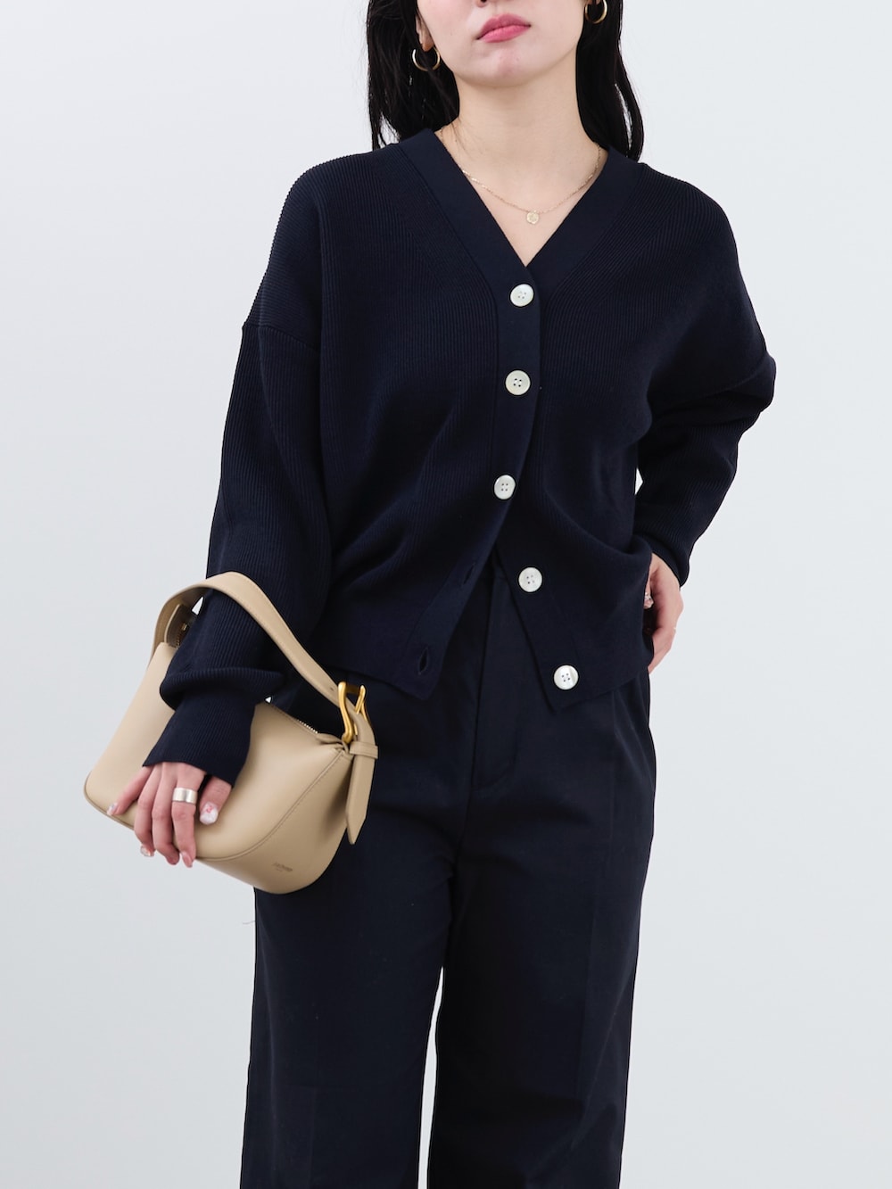 ブルー系のカーディガン/ボレロ、ブルー系のカーディガン/ボレロ、ブルー系のその他パンツを着用したレディースの冬コーディネートの5枚目の写真