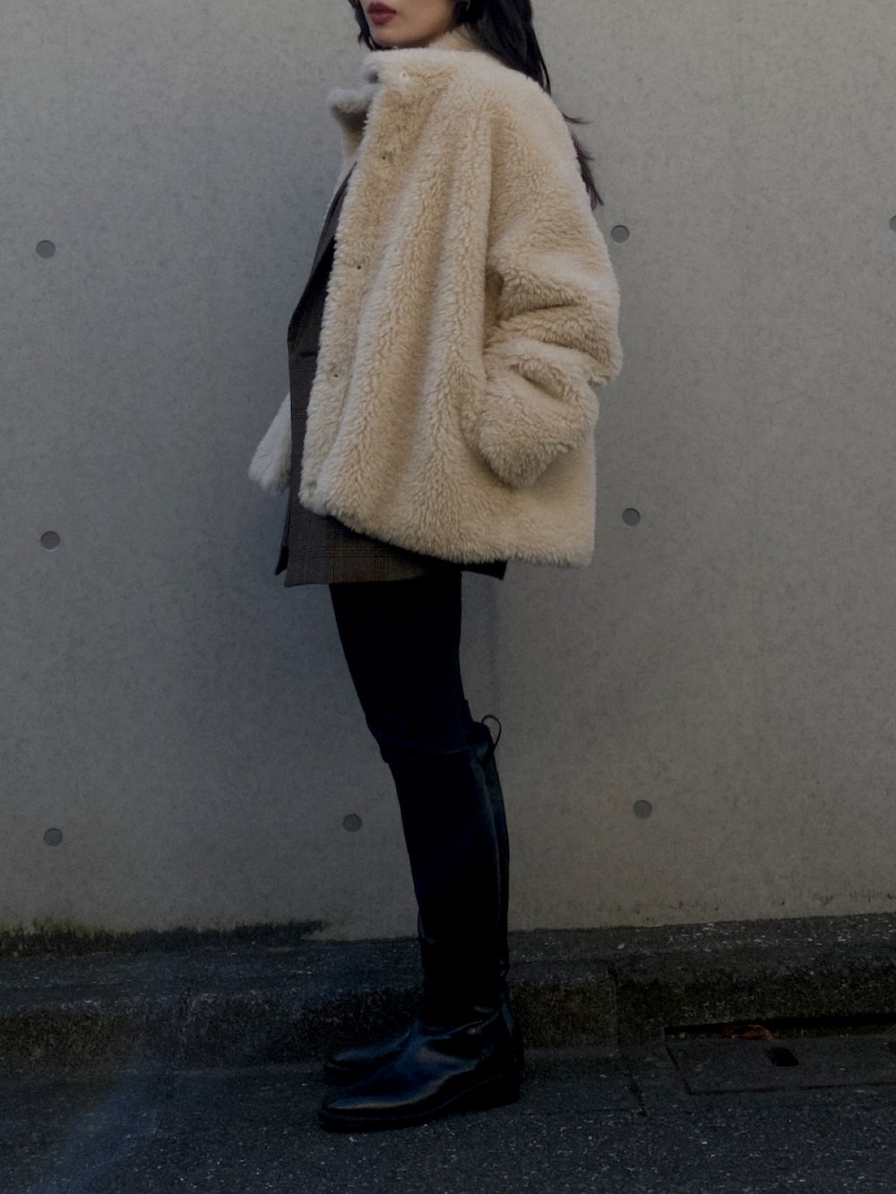 ベージュ系のブルゾン、ブラウン系のテーラードジャケット、ブラウン系のニット/セーターを着用したレディースの冬コーディネートの3枚目の写真