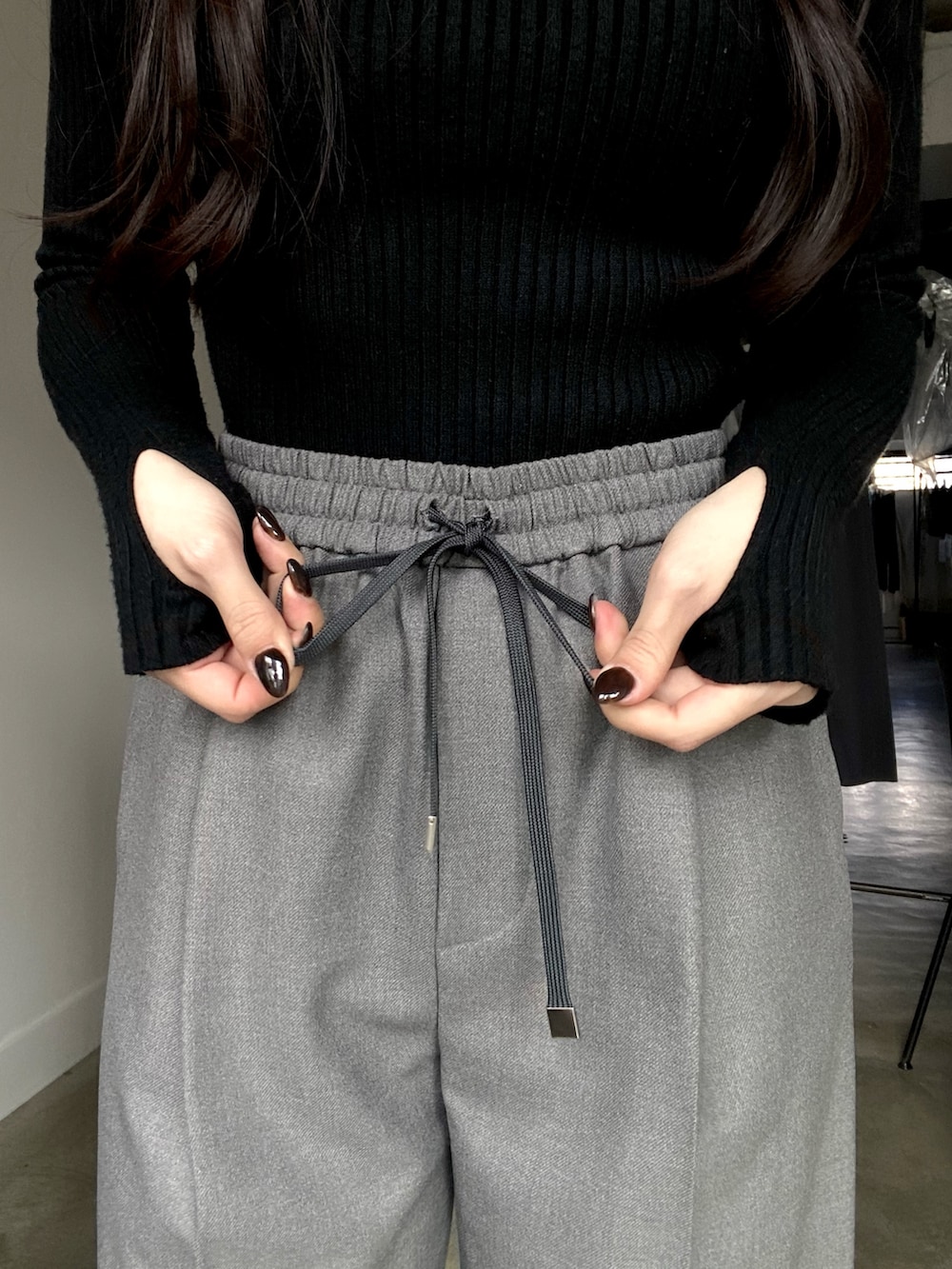 グレー系のその他パンツを着用したレディースの冬コーディネートの5枚目の写真