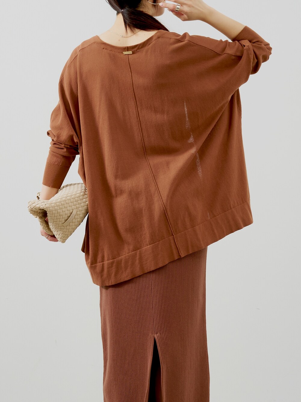 ブラウン系のカーディガン/ボレロ、ホワイト系のタンクトップ、ベージュ系のトートバッグを着用したレディースの夏コーディネートの6枚目の写真