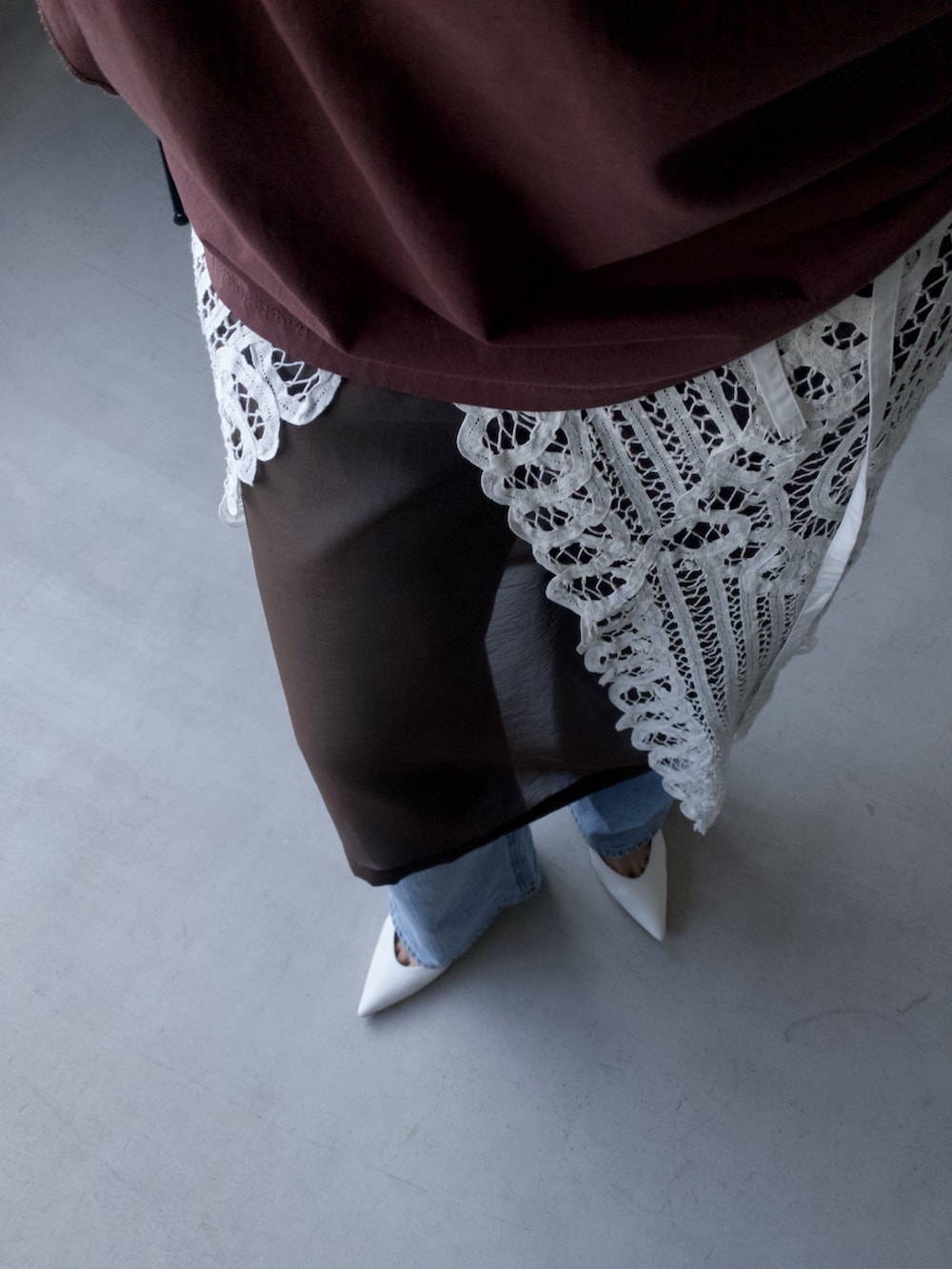 ブラウン系のTシャツ/カットソー、ブルー系のデニムパンツ、ブラウン系のワンピースを着用したレディースの夏コーディネートの8枚目の写真