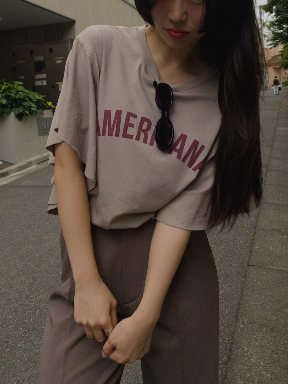 ベージュ系のTシャツ/カットソー、ブラウン系のその他パンツを着用したレディースの夏コーディネートの3枚目の写真