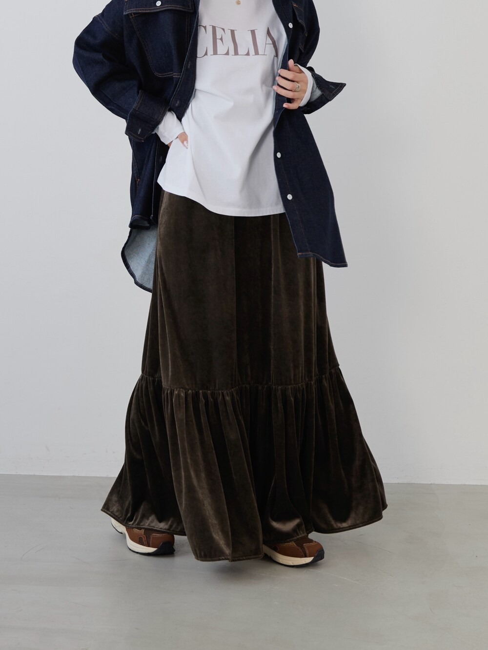 ベージュ系のTシャツ/カットソー、ブルー系のシャツ/ブラウス、ブラウン系のスニーカーを着用したレディースの秋コーディネートの4枚目の写真