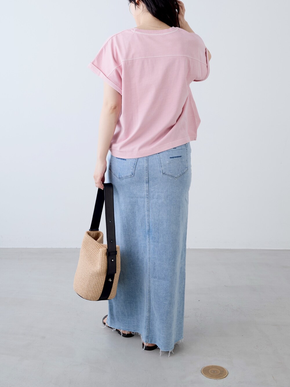 ピンク系のTシャツ/カットソー、ベージュ系のショルダーバッグ、ブルー系のスカートを着用したレディースの夏コーディネートの4枚目の写真