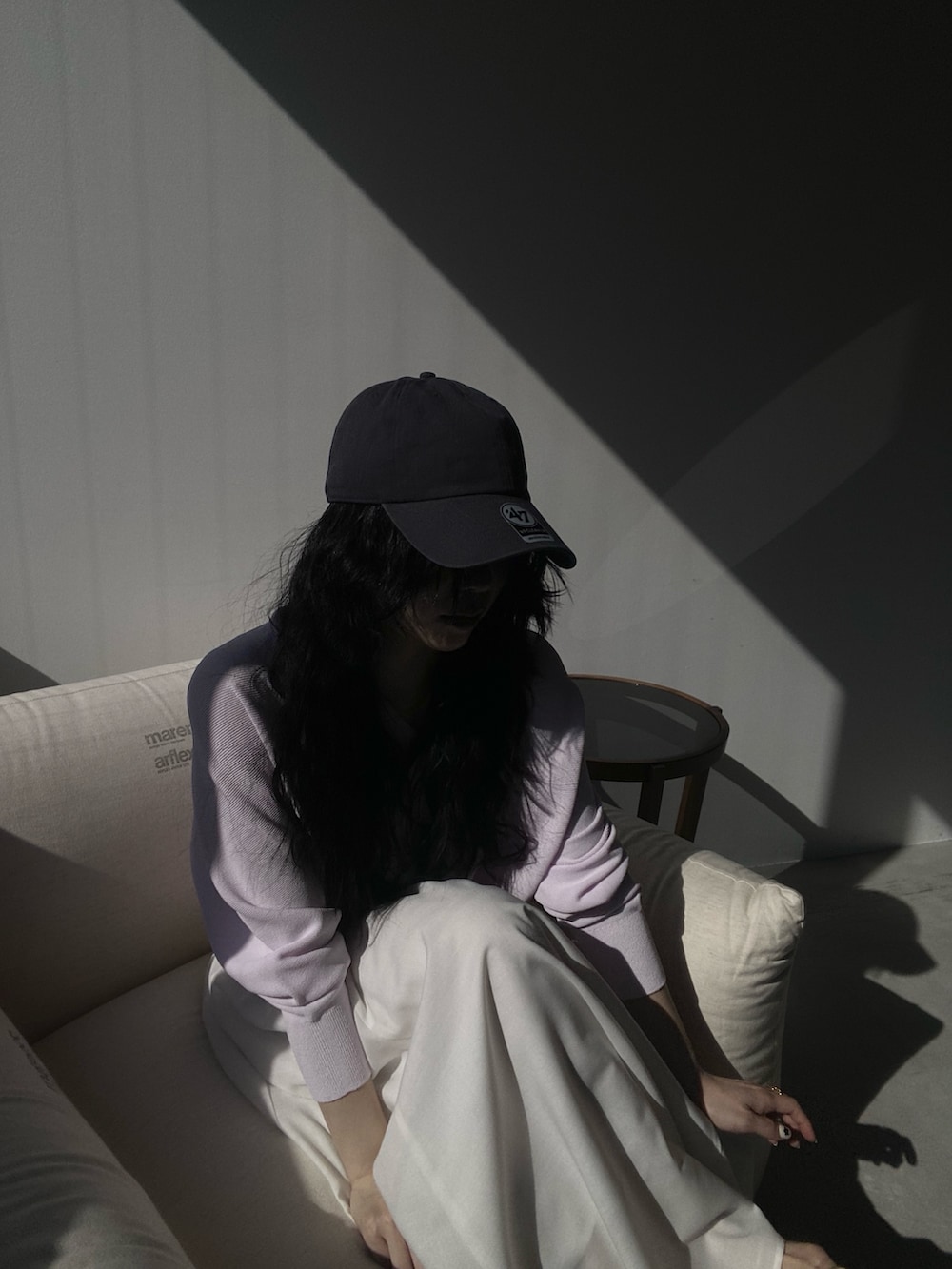 ピンク系のニット/セーター、ホワイト系のスカートを着用したレディースの冬コーディネートの3枚目の写真