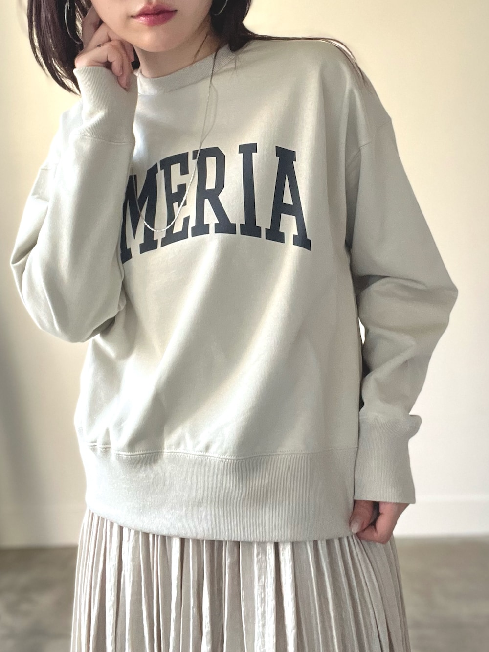 ベージュ系のスウェット、ベージュ系のスカートを着用したレディースの秋コーディネートの5枚目の写真