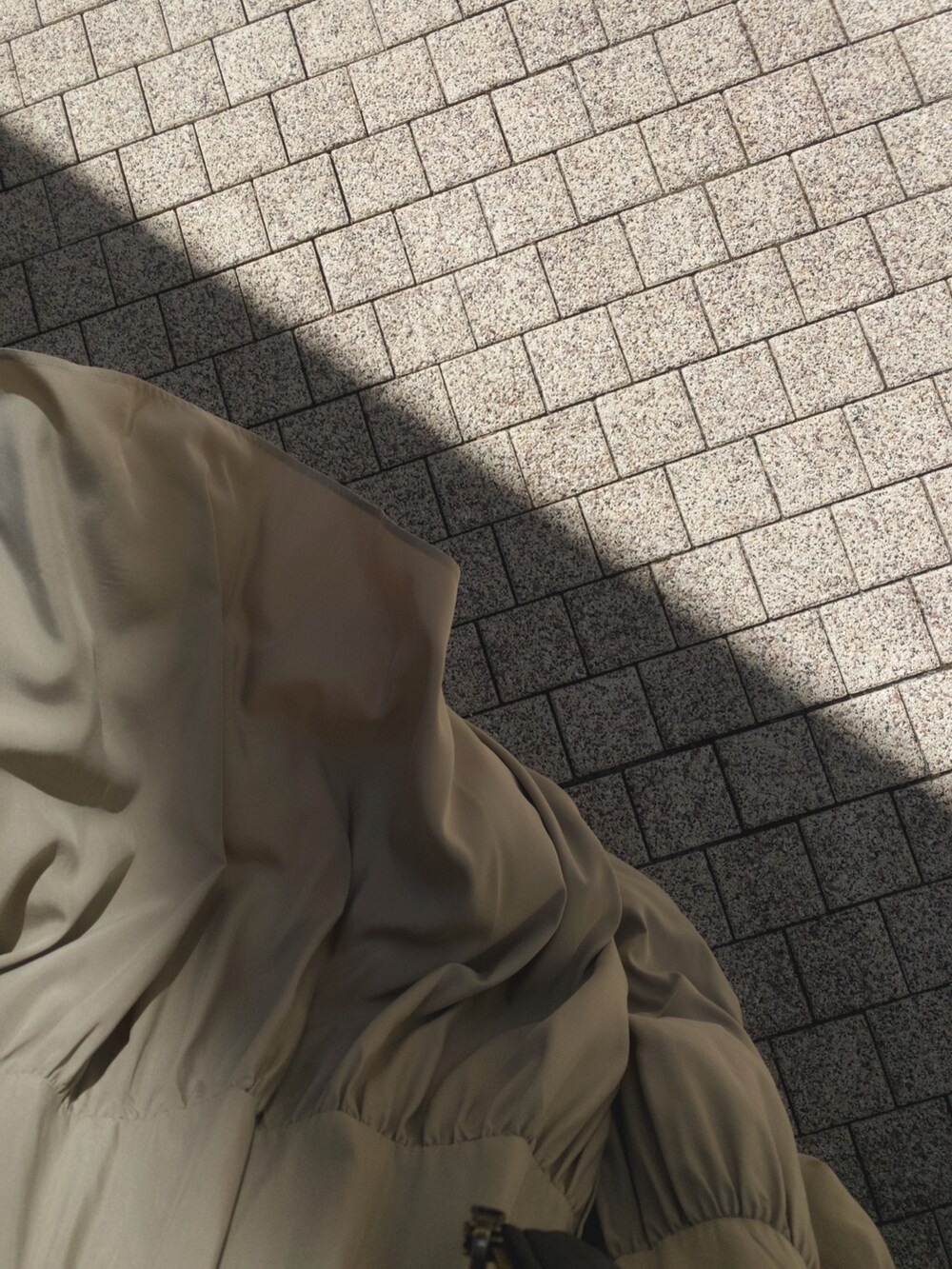 ベージュ系のワンピース、ブラウン系のトートバッグ、ベージュ系のニット/セーターを着用したレディースの春コーディネートの4枚目の写真