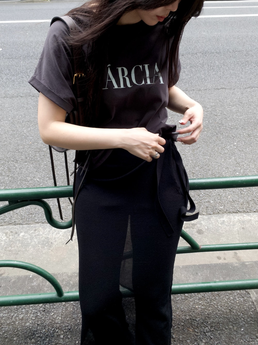 ブラック系のTシャツ/カットソーを着用したレディースの夏コーディネートの3枚目の写真