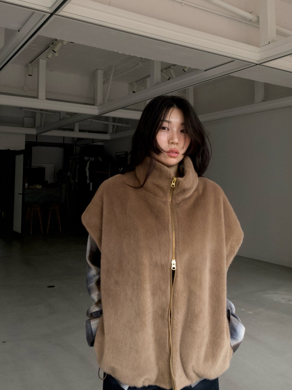 ブラウン系のシャツ/ブラウス、ブラウン系のその他アウターを着用したレディースの秋コーディネートの3枚目の写真