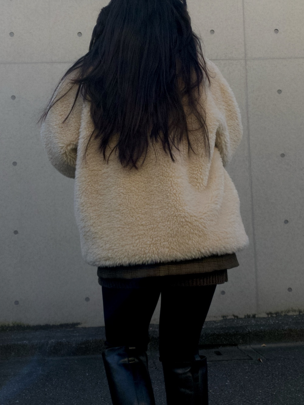 ベージュ系のブルゾン、ブラウン系のテーラードジャケット、ブラウン系のニット/セーターを着用したレディースの冬コーディネートの5枚目の写真