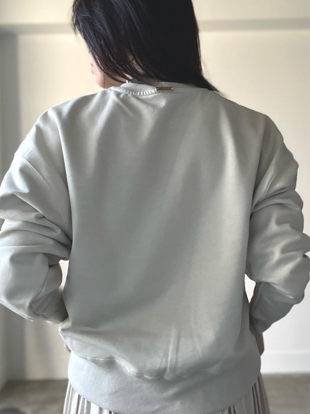 ベージュ系のスウェット、ベージュ系のスカートを着用したレディースの秋コーディネートの6枚目の写真