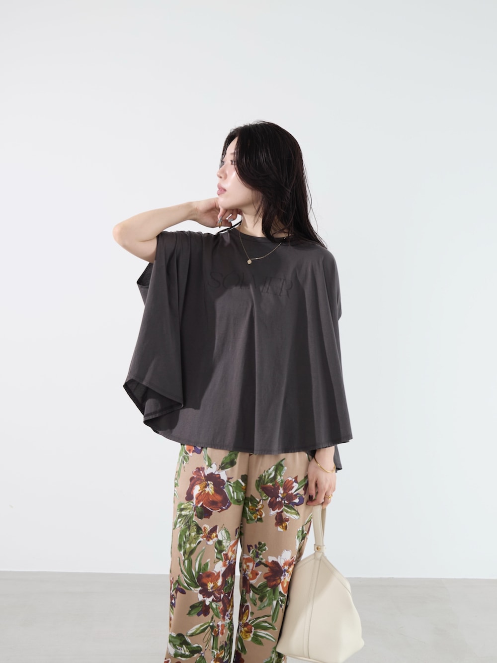 グレー系のTシャツ/カットソー、ベージュ系のその他パンツ、ホワイト系のハンドバッグを着用したレディースの夏コーディネートの7枚目の写真