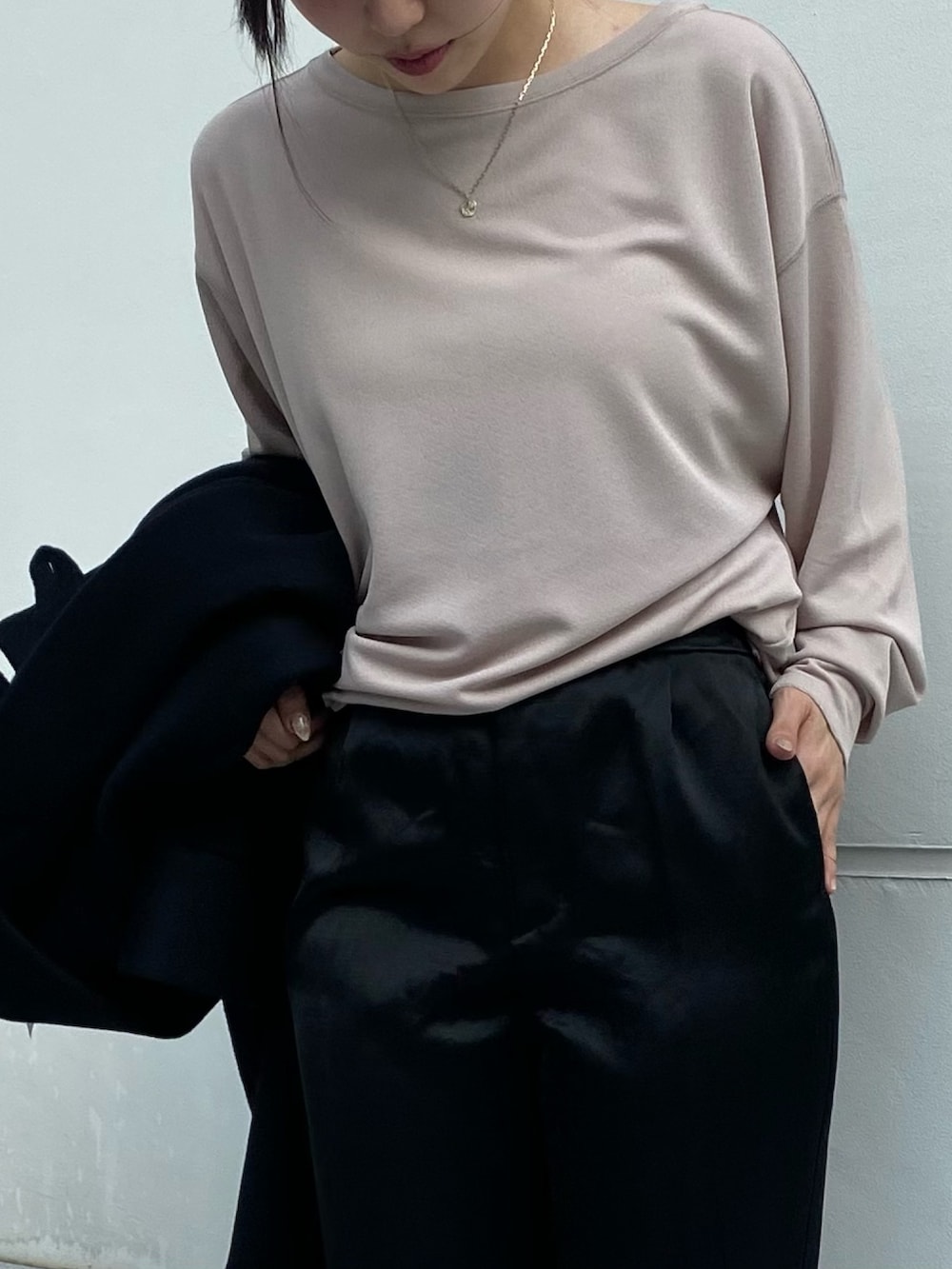 ピンク系のTシャツ/カットソー、ブラック系のその他パンツ、ブラック系のその他アウターを着用したレディースの秋コーディネートの5枚目の写真