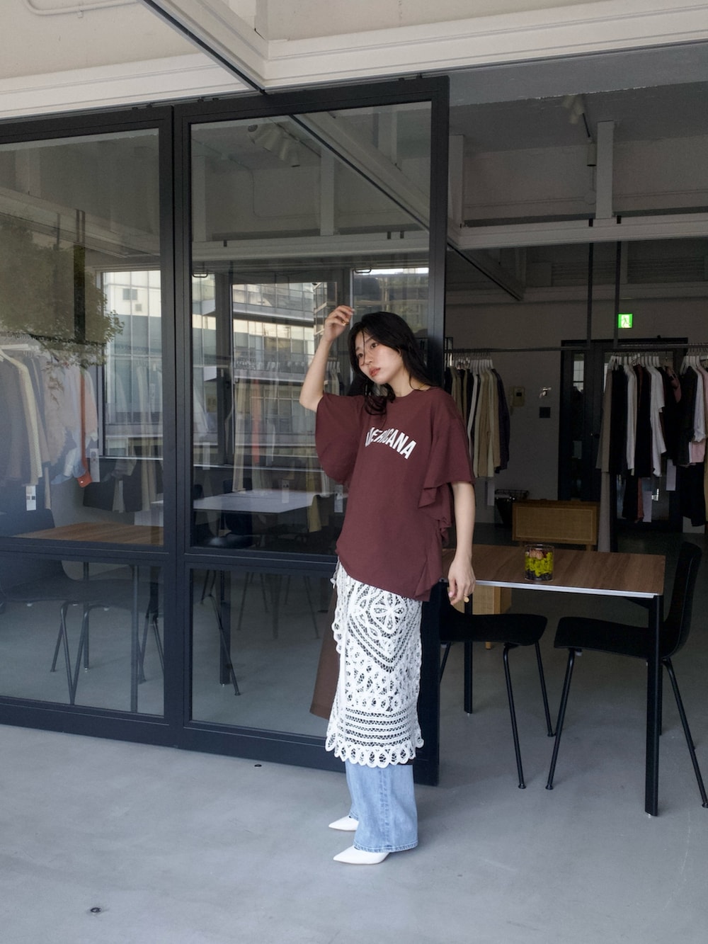 ブラウン系のTシャツ/カットソー、ブルー系のデニムパンツ、ブラウン系のワンピースを着用したレディースの夏コーディネートの3枚目の写真