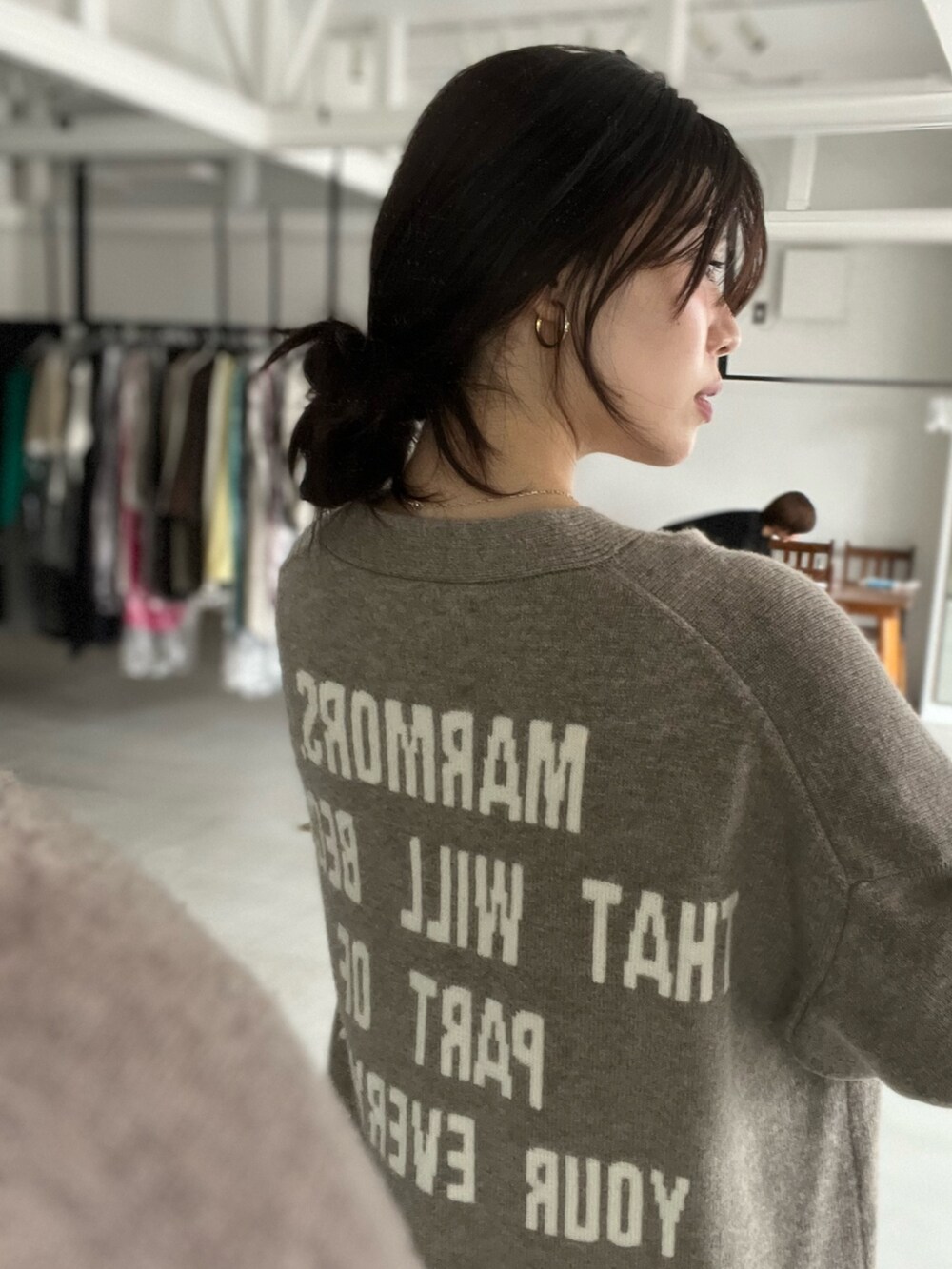 ブラウン系のカーディガン/ボレロ、ブラウン系のその他パンツ、ブラウン系のハンドバッグを着用したレディースの秋コーディネートの6枚目の写真