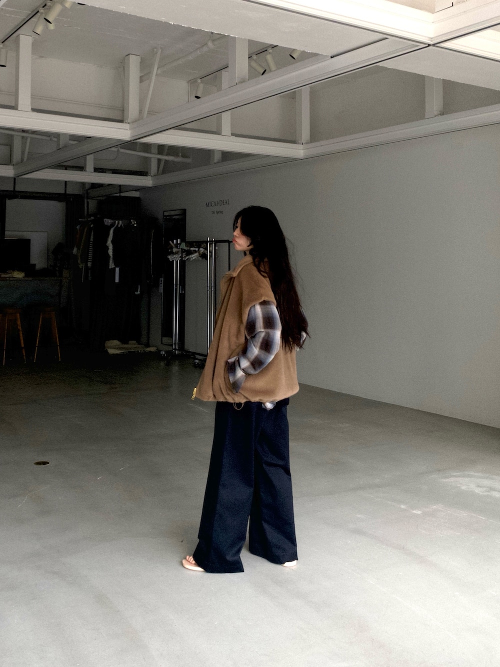 ブラウン系のシャツ/ブラウス、ブラウン系のその他アウターを着用したレディースの秋コーディネートの2枚目の写真