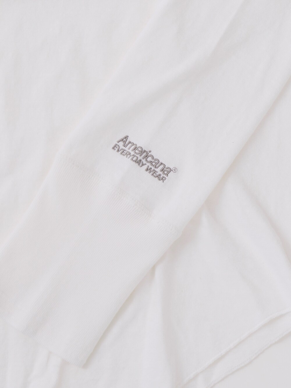 ホワイト系のTシャツ/カットソー、ブラウン系のその他パンツ、ブルー系のシャツ/ブラウスを着用したレディースの冬コーディネートの6枚目の写真