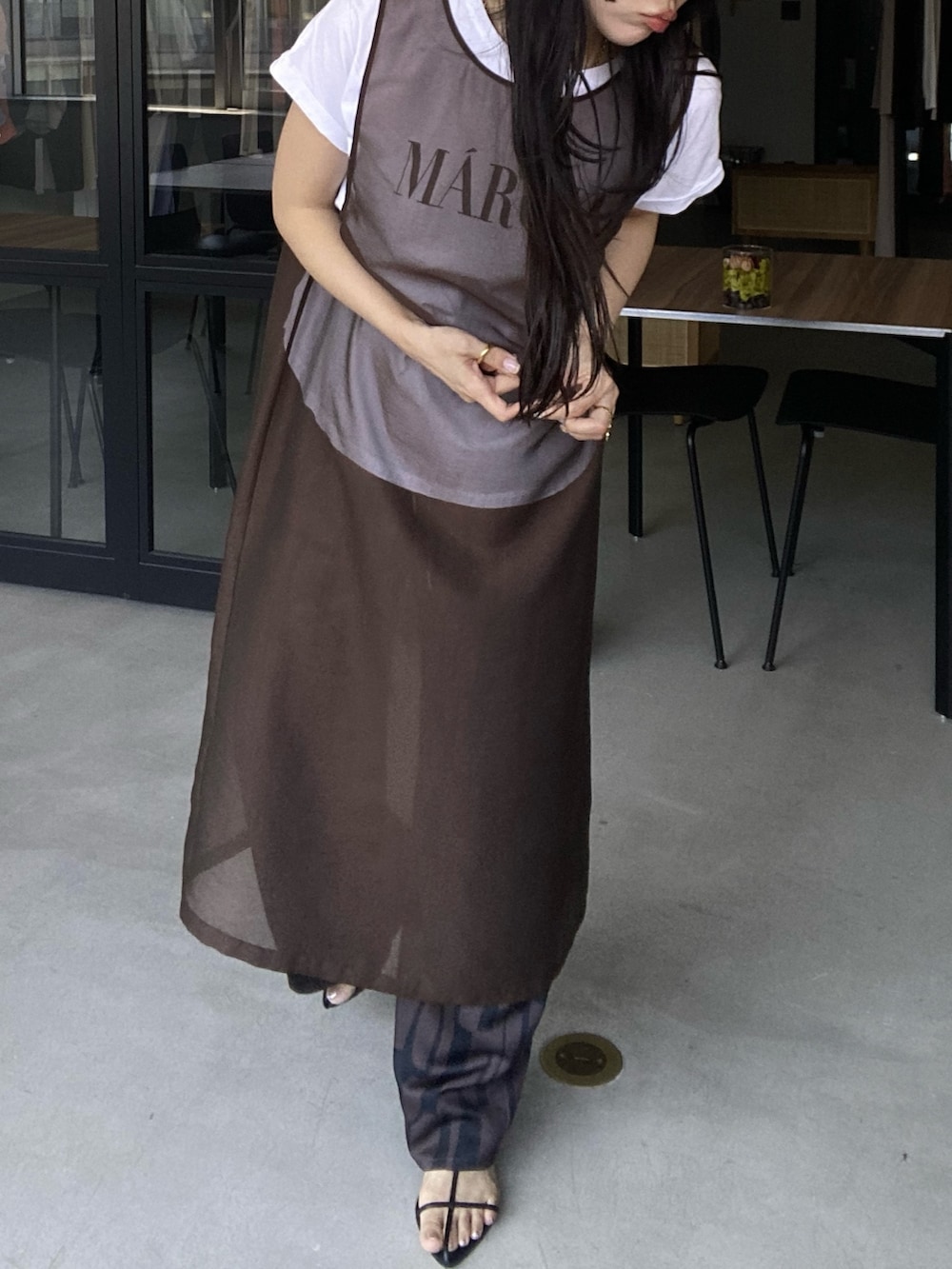 ブラック系のTシャツ/カットソー、ブラウン系のワンピース、ブラウン系のその他パンツを着用したレディースの夏コーディネートの3枚目の写真
