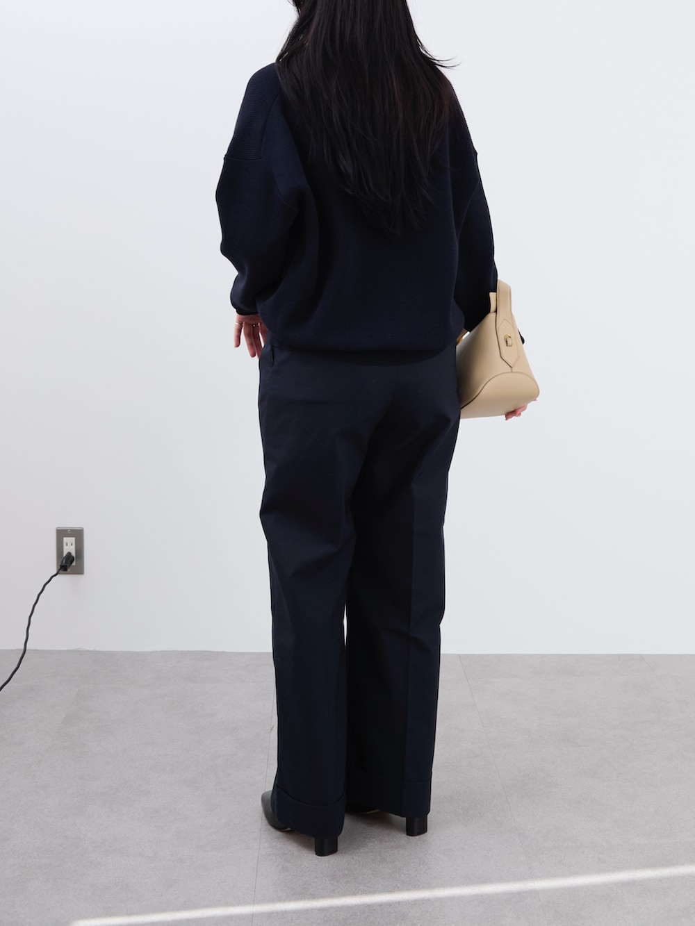 ブルー系のカーディガン/ボレロ、ブルー系のカーディガン/ボレロ、ブルー系のその他パンツを着用したレディースの冬コーディネートの6枚目の写真