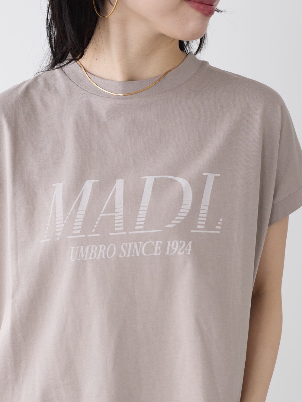 ベージュ系のTシャツ/カットソー、ホワイト系のスカートを着用したレディースの夏コーディネートの5枚目の写真