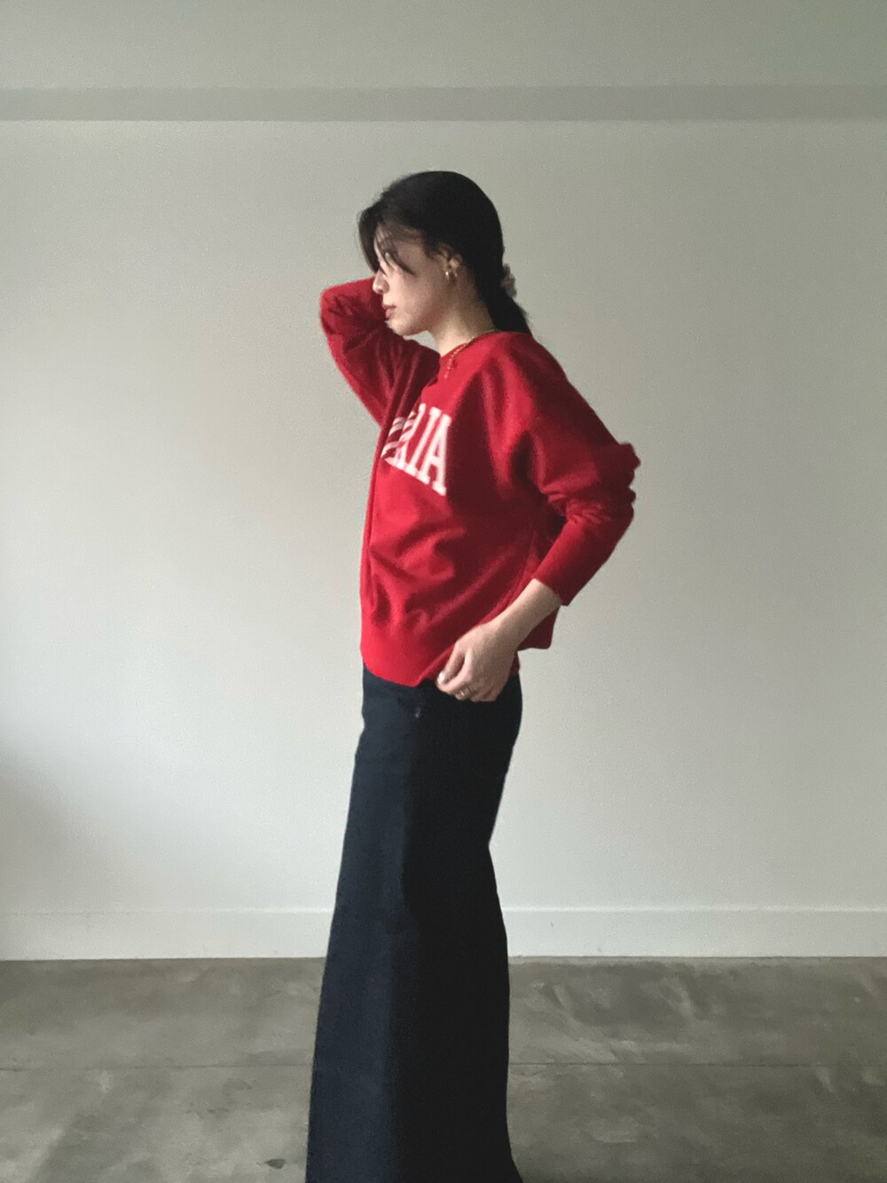 レッド系のスウェットを着用したレディースの秋コーディネートの4枚目の写真